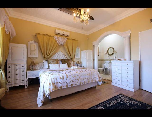 11 BEDROOM HOUSE FOR SALE IN STRAND NORTH
